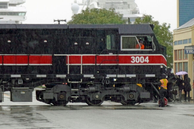 通過すると言っても非常にゆっくり動いています。そして停車しました。遮断機は無いので通行人はそのまま線路を渡っていきます。