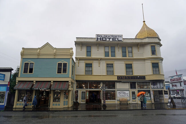 「ゴールデンノースホテル」は1898年にゴールドラッシュの最盛期に建設され、毎週市内を通過する1,000人の探鉱者の一部に宿泊施設や軽食を提供しました。この客の流れが、ホテルにまつわる主要な幽霊話の基礎となりました。物語は「クロンダイク・アイク」とも呼ばれる探鉱者が婚約者のメアリーと共にスキャグウェイへ向かう様子を描いています。メアリーはゴールデン・ノースの23号室に住み、アイクは500マイルに及ぶ金鉱地への旅に出ました。