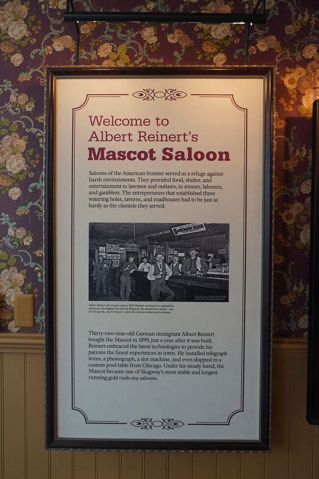 1899年初頭に新しい法律が施行され、「スキャグウェイ」の酒場は営業を維持するために1,500ドルのライセンス料を支払うことが義務付けられました。1899年1月に営業していた80軒の酒場のうち、4月までに残っていたのはわずか12軒でした。