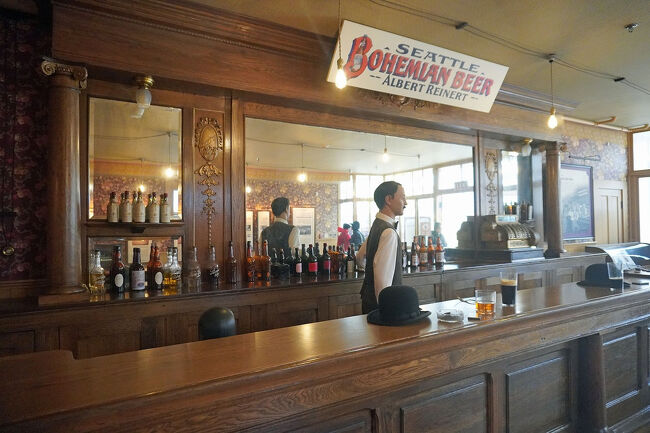 建物と酒場設備を取得した後に彼らはライセンス料を支払い店舗の改装工事をしました。1階は完全に酒場となり、角の入口はそのまま残されましたがテーブルの数は増え、葉巻スタンドが開設され、「クラブルーム」が設置されました。