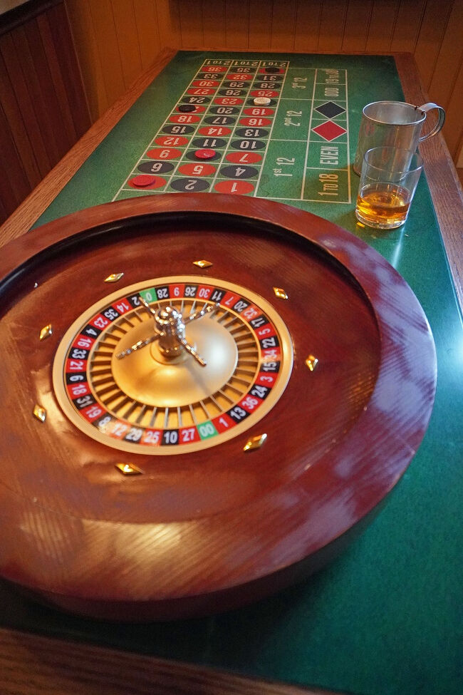 その後「スキャグウェイ」では道徳改革が広がっていき、1903年には酒場が日曜日に閉鎖され、女性は「ファミリーエントランス」からも入店を禁じられました。1916年には医療用アルコールの使用以外は「禁酒」を実施することが決められ、副保安官フランク・クックは町の酒場を閉鎖しました。ちなみに「マスコット・サルーン」はゴールドラッシュ時代に設立され、1916年の地元の禁酒法まで存続したスキャグウェイの3軒の酒場のうちの1つでした。