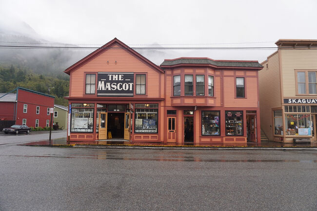 メインストリートを進むと「マスコット・サルーン/The Mascot Saloon」があります。