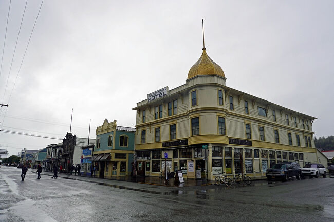 メアリーはアイクが探鉱から戻るのを待っている間に亡くなり、ホテルのスタッフが23号室のドアを破って入ったところ、結婚式で着る予定だったドレスを着たメアリーが死んでいるのを見つけるという説もあるようです。彼女は今でもその建物に幽霊がいると言われ、目撃情報は様々では幽霊のような女性が廊下を徘徊したり、婚約者の帰りを窓から見守ったり、アラスカで謎の音や冷たい空気を感じたという話、そして23号室の宿泊客が夜中に金縛りにあうこともあるようです。残念ながらゴールデンノースの看板は掲げられていますが、ホテルは2002年に閉鎖されています。