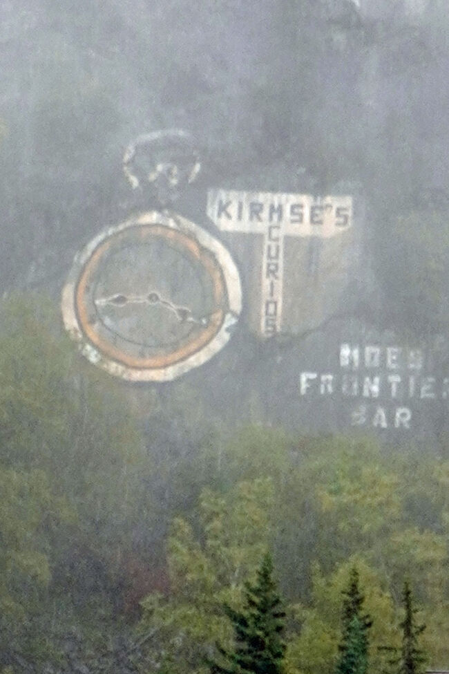 ゴールドラッシュ時代の広告が谷の東壁を形成する山の1つに書かれています。さらに港の近くにはおびただしい量の広告がありますが、これが町の中から見える唯一のものです。