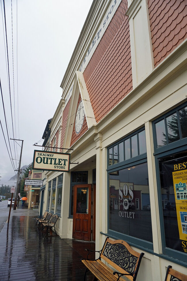 通りには何軒ものお土産物屋が並んでいますが、どれもこの地で作られたものでもなく、粗悪なものが多いので買いたいものはありませんでした。