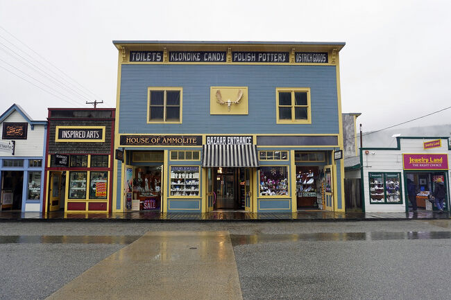 関東大震災の後に鉄筋コンクリート造で建てるだけの資力がない中小規模クラスの商店は木造の建物のファサードに衝立を置いたような看板を兼ねた外壁を持ち、その壁面があたかもキャンバスであるかのように自由な造形がなされました。大正末期頃には「街路建築」と呼ばれましたが、現在は「看板建築（Billboard architecture）」と呼ばれています。西部劇に出てきそうな街並みを歩いているとそんなことを考えました。