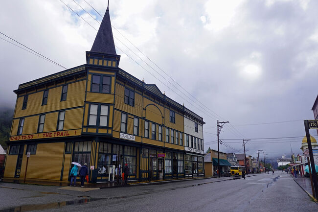 これまでいろいろな町をクルーズ船で訪ねましたが、これほど同じ時代の雰囲気が残っているのは2カ所ほどでした。その理由は19世紀末の大火で町が焼失してしまい、同じ時期に再建されたためにアール・ヌーヴォー様式の町が残ったノルウェーの「オーレスン」とニュージーランドの「ネーピア」でした。<br />オーレスン：https://4travel.jp/travelogue/11926385<br />ネーピア：https://4travel.jp/travelogue/11965054