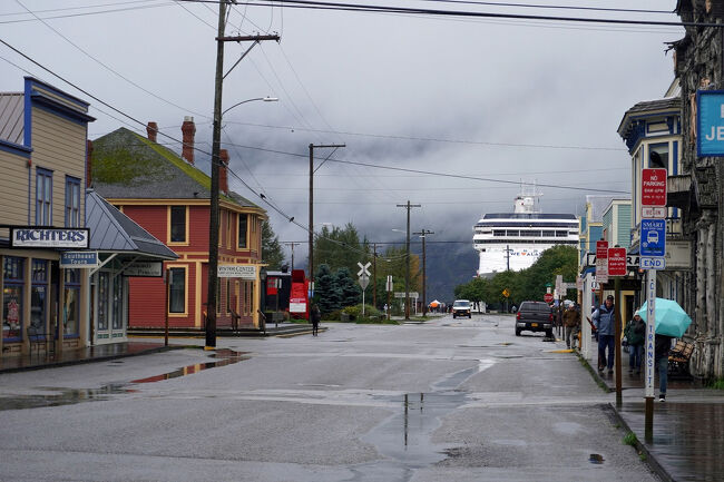 100年以上前の町並みの向こうに巨大なクルーズ船が見える風景はとてもシュールです。サンドラ・ブロックが主演になってしまったヤン・デ・ポン監督の「スピード2/Speed 2: Cruise Control」という映画を思い出します。