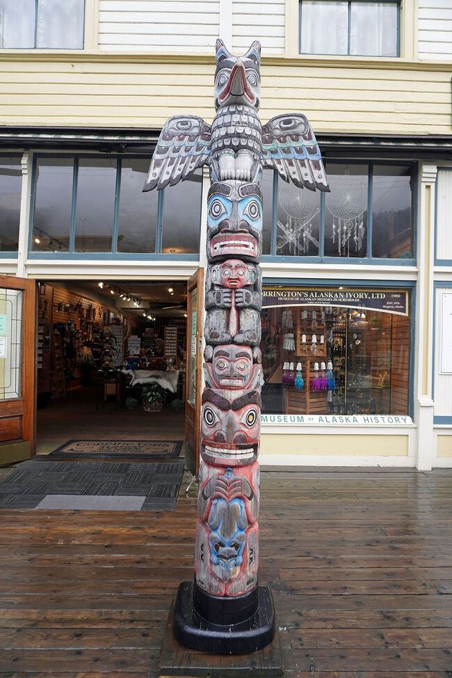 町中にもトーテムポールが立っていますが、店で売られている小さなものはインドネシアで作られたものです。良く出来ているので欲しかったのですが、バリ島の「ウブド」と「テガララン・ライステラス」の間にある工芸品村を思い出してしまうと手が出ません。ここにはイタリア中のお土産屋で売られてい木製のピノキオの工場などが軒を連ねています。