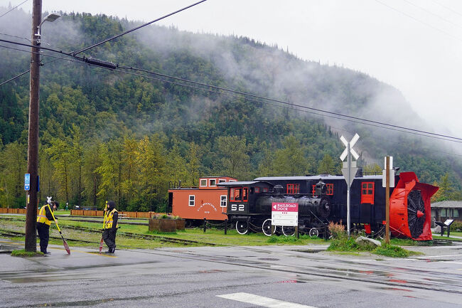 線路迄戻ると鉄道の係員さんが2人出てきました。また機関車が踏切を通過するようです。