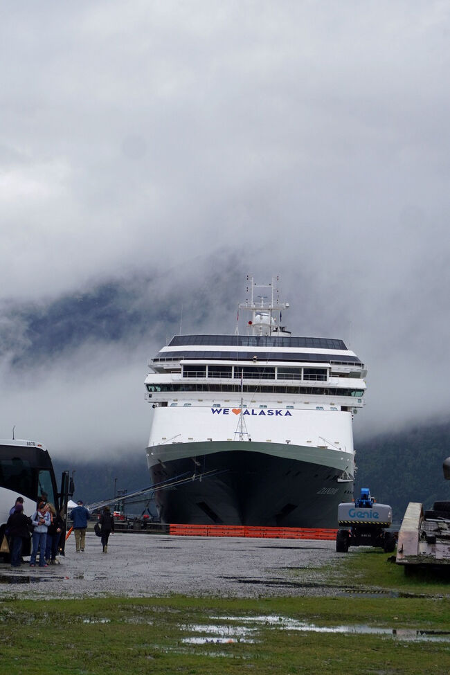 ザーンダムが見えてきました。我々の乗って来たコーラル・プリンセスはまだまだ先です。