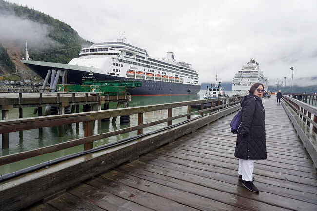 ウッドデッキをとぼとぼと歩いています。