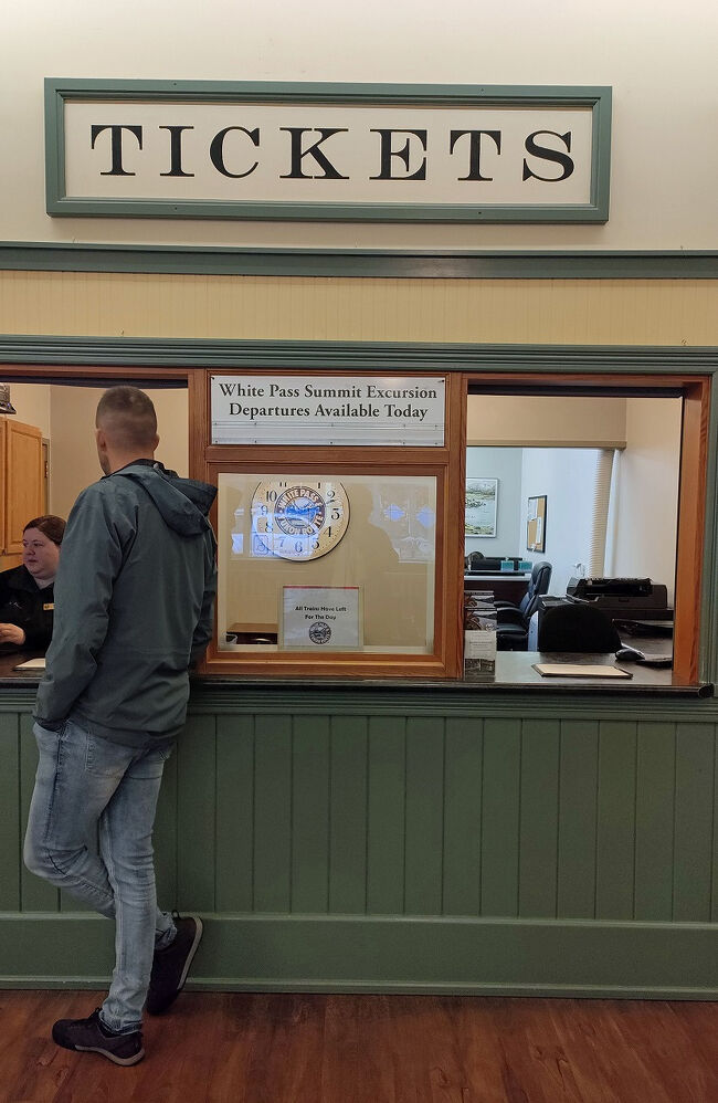 鉄道駅では時刻表や資料をもらいましたが、ホワイトパス＆ユーコーン鉄道はここから乗車してみたかったです。