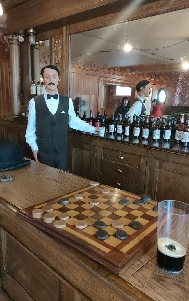 チャールズ・ローバックの「マスコット」酒場も閉鎖されたものの1つでした。1899年6月に元シアトルの醸造家でスキャグウェイ・シティ醸造所のオーナーであるチャールズ・サッケと、シアトルから移住した32歳のアルバート・ライナートがマスコットビルを購入しました。