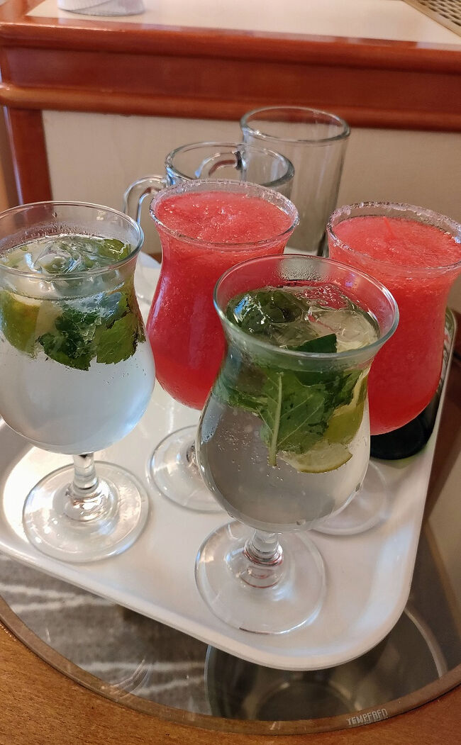 部屋に戻ってルームサービスでストロベリー・ダイキリとモヒートを注文して着替えます。プリンセスクルーズのモヒートはミントがこれでもかというほどたくさん入っていてとても美味しいです。