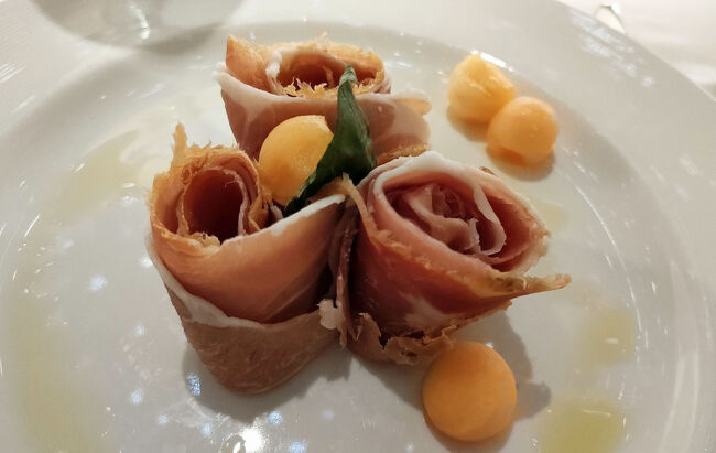 生ハムメロンのプロシュートは美味しいですが、カンタロープメロンがちょっと小さいです。夕食ではいつものようにご夫婦と同じテーブルです。そこでホワイト・パス＆ユーコン鉄道のツアーについて教えてもらいました。