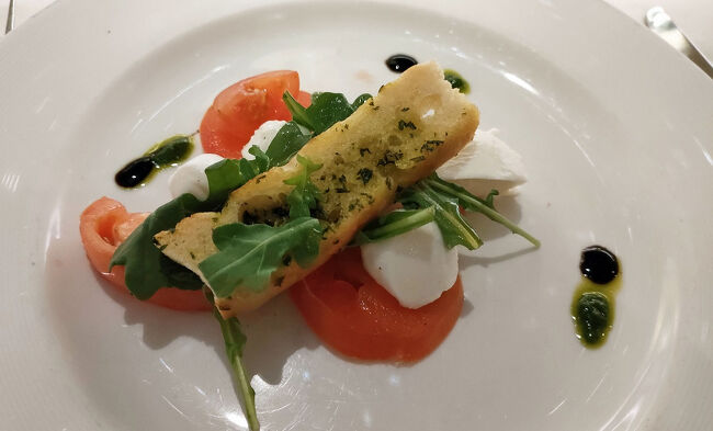 カプレーゼにはカリカリのフォカッチャが乗っています。ガーリックが効いて美味しいです。