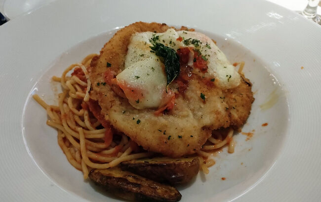 セコンドは子牛のスカロピーネです。薄くスライスした肉に小麦粉をまぶしてソテーした料理で、パスタとの組み合わせがお子様ランチのように見えました。