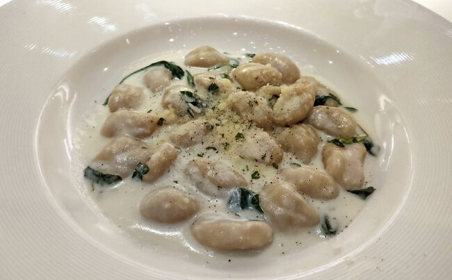 妻のメインはトリュフ風味のクリームソースのニョッキ、私にとってはプリマです。