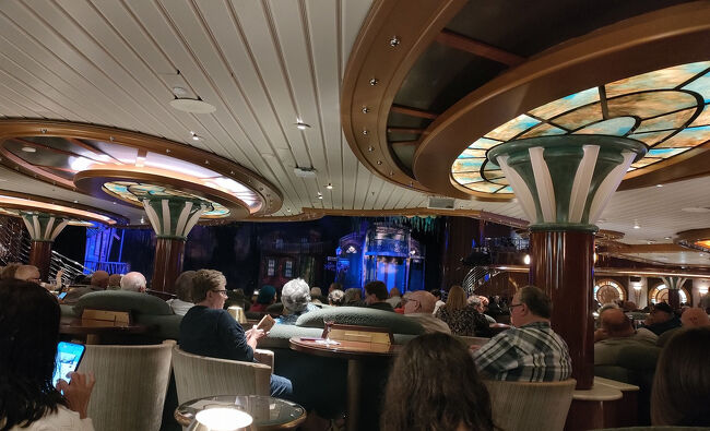 ここに来るのは初めてでしたがすでに前方の席は満席で、後方の席に何とか座れました。