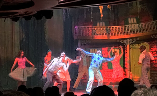 この日の演目はニューオリンズのマルディグラという「ジャズ葬(The Jazz Funeral)」で、ダンスとブラスバンドが楽しかったです。