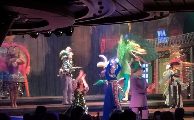 マルディグラについて調べてみると、祝祭のルーツは数千年前のローマで行われていた豊穣と春の訪れを祝うお祭りに遡るようです。キリスト教が古代ローマに広まったとき、これらの祭りが「四旬節」の始まりを示すものに変化していったようです。