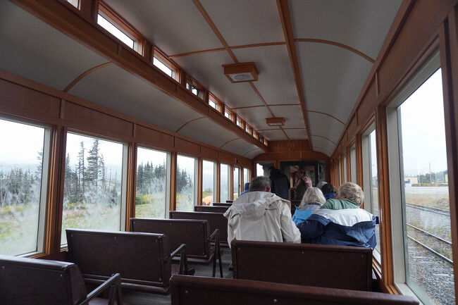 いろいろ調べてみると「スキャグウェイ」に戻る際は右側の座席が良いとあったのでいち早く席を押さえました。といってもこの後数人が入って来ただけで車両はガラガラでした。