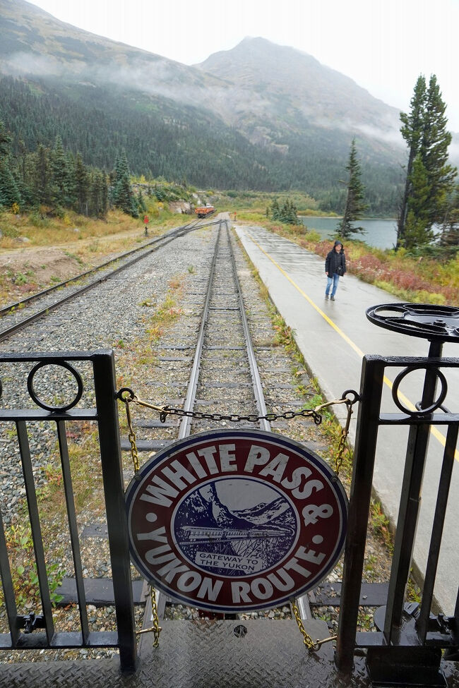 最後尾のさらに最後尾の座席に席を取り、後方を眺めてみます。席の後ろにはストーブがあるので一番暖かい席でした。