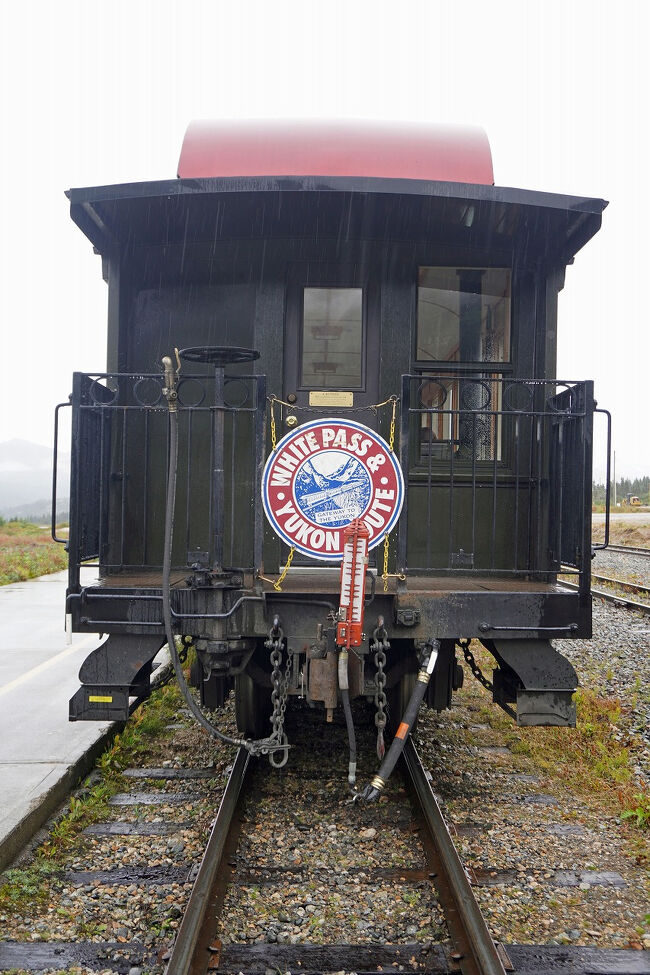 写真が撮りたかったので一度列車を降りて後に周ってみました。国鉄時代の古い特急のヘッドプレートのような看板が取り付けてあります。