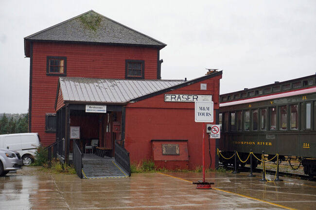 ホームにいた駅員さんに尋ねると出発まで数分あったので駅舎の近くまで行ってみました。本当は中まで見たかったのですが、車両から車両へは渡れないので最後尾に戻ることにしました。