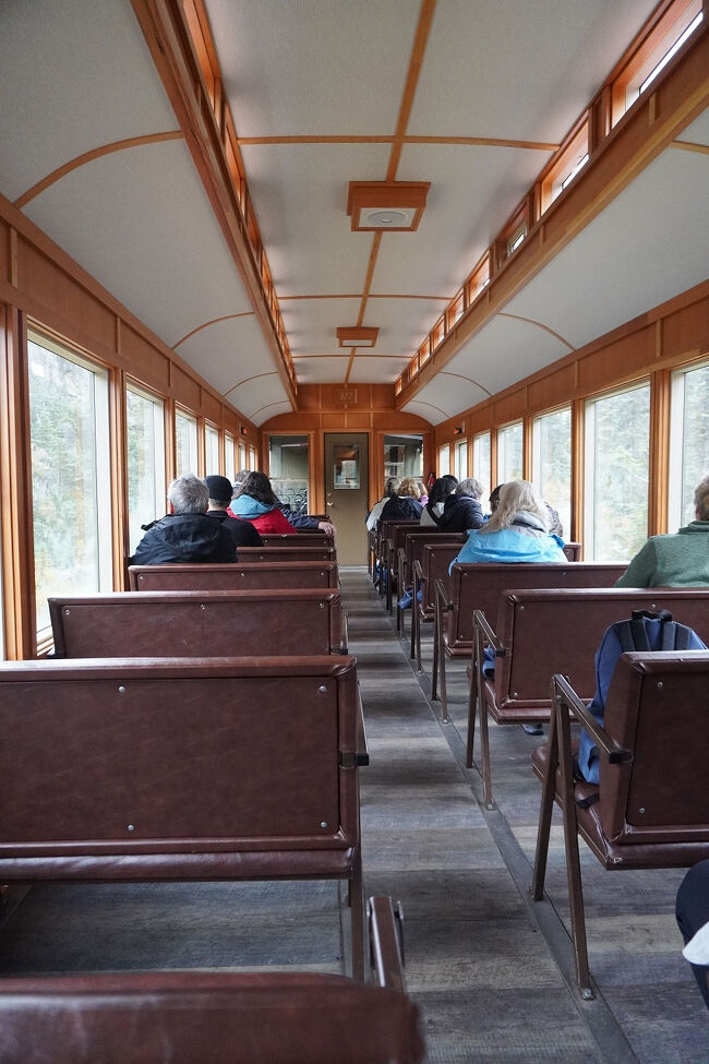 日本でも海外でも出入り口の近い前方の席が好まれるようで、後方の席は人気ありません。