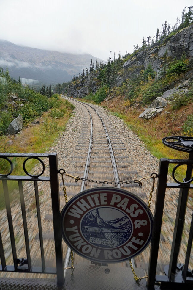 列車の連結部は窓ガラス越しではなく直接風景を見ることが出来ますが、そのエリアは限られています。ラッキーだったのは最後尾の車両は後方のデッキに自由に出られるということです。