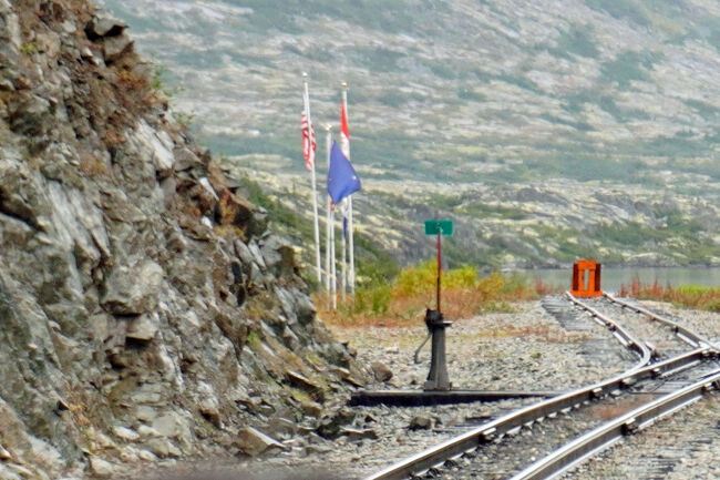 アッと思った瞬間にはカナダとアメリカの国境であるホワイト・パスは後方に過ぎ去っていました。それでも何とか並んだ旗を写真に収められました。これも最後尾のなせる業です。