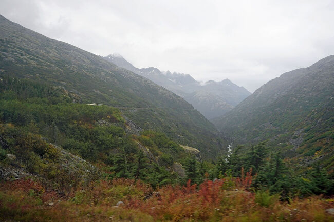 「ホワイト・パス・アンド・ユーコン・ルート（ White Pass and Yukon Route）」はアメリカ合衆国のアラスカ州スキャグウェイの港とカナダのユーコン準州の州都ホワイトホースを結んでいます。