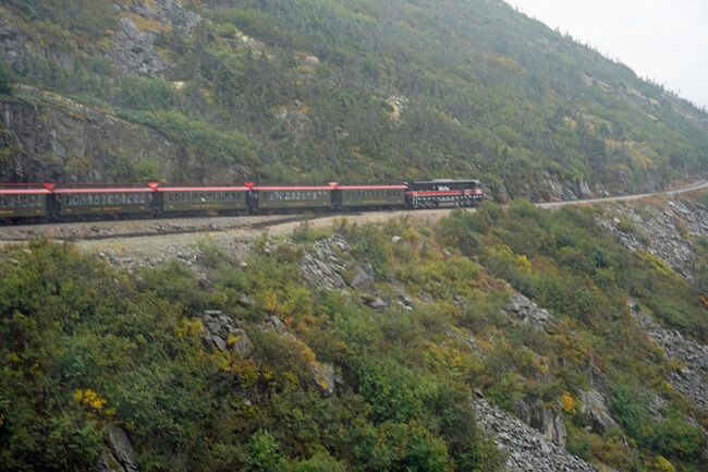 この鉄道は1897年のクロンダイク・ゴールドラッシュによって生まれました。ドーソン・シティの金鉱へ向かう探鉱者がよく使う道は、もっとも近い港であったスキャグウェイかそのそばのダイイー (Dyea) から、カナダとの国境の山をチルクート峠 (Chilkoot Pass) またはホワイト峠 (White Pass) を越えていく危険なものでした。