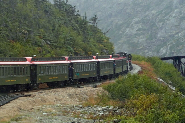 3フィート（914ミリ）の狭軌鉄道が選択されたのは、山の岩場を発破を行って道床を確保しなければならない場所で狭軌鉄道は道床幅を狭くすることで大きな費用削減ができました。それでもホワイト・パスの頂上まで到達するために450トンの爆発物が使用されました。また狭軌を採用することにより、より急曲線を採用することができ、これにより地形に沿って走らせるようにすることができて、工事を容易にすることができました。