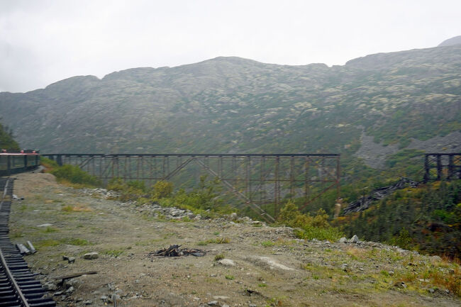 前方を眺めていてびっくりしました。渓谷を渡る橋の橋脚が崩れています。