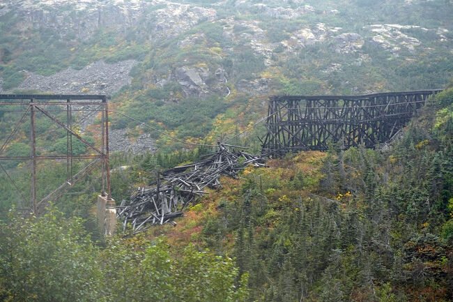 この光景を見て昔観た「カサンドラ・クロス（The Cassandra Crossing）」という映画を思い出しました。ジュネーブ発ストックホルム行きの国際列車へと逃げ込んだテロリストが最近に感染し、列車の行き先を変更して隔離施設に向かう途中で「カサンドラ・クロス」と通称される橋梁を通過させて列車もろとも乗客を事故に見せかけて殺してしまおうというものでした。