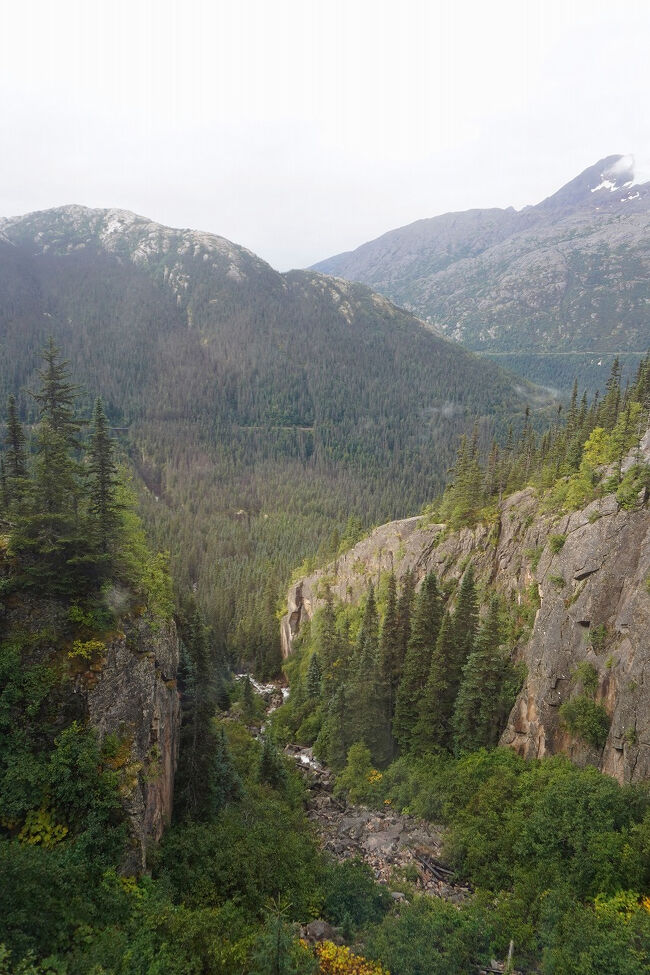 大きな渓谷以外にもいくつもの峡谷が現れては消えていきます。