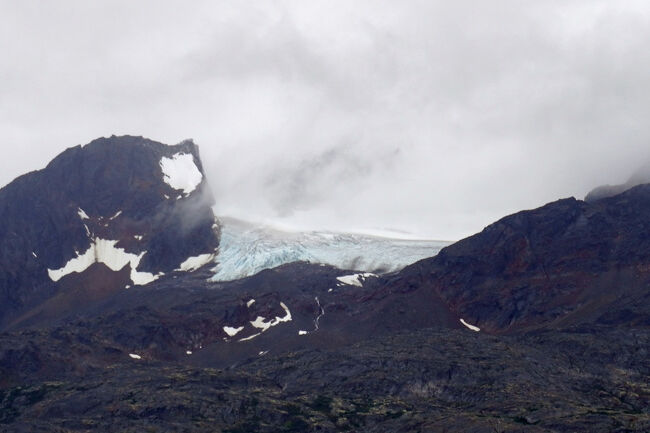 香港からのおばさんがわざわざ表に出てきて「あの最上部に氷河が見えるわよ。」と教えてくれました。