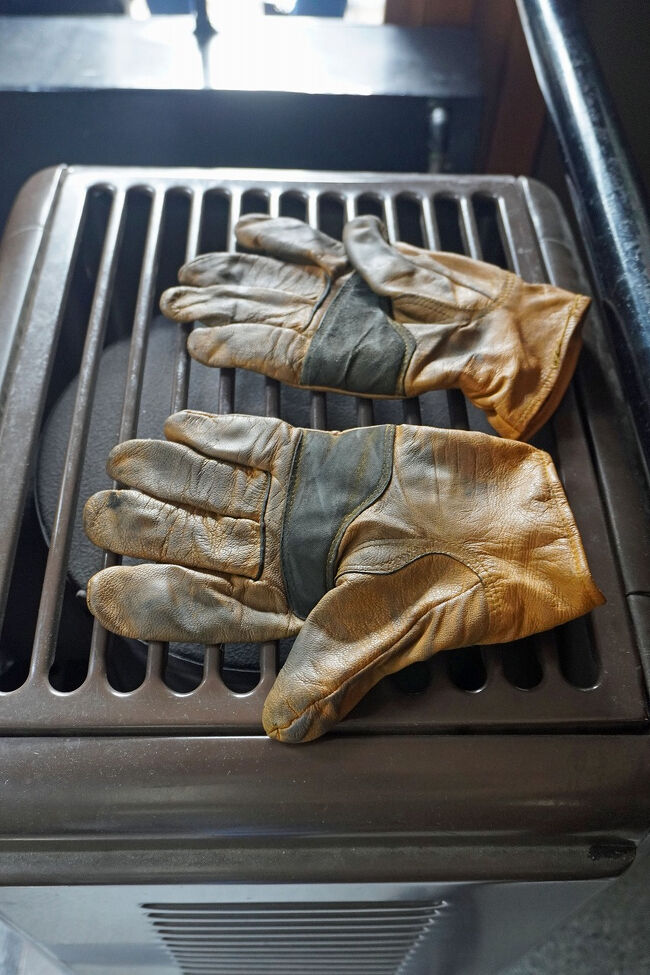 車掌さんがやってきて一番後ろのストーブの上に皮手袋を置きました。作業をしているうちに濡れてしまったのだと思います。何度かひっくり返していると革のいい匂いが漂ってきます。