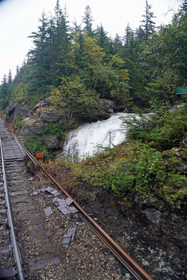 進行方向左側は崖になっていて景色を端子むことは出来ませんが、油断しているとこのような滝が急に現れたりします。