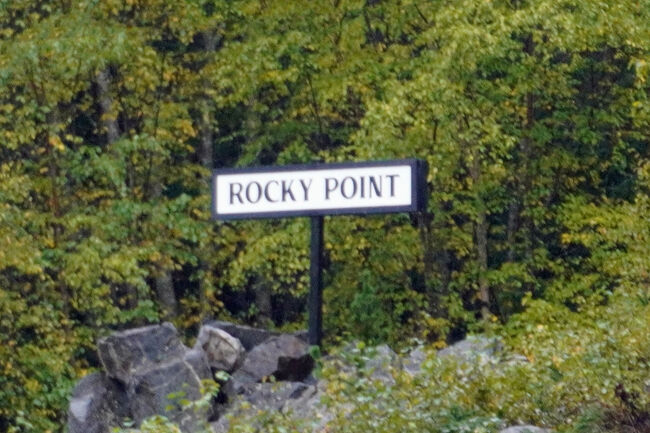 ロッキー・ポイントは景観の良い馬首でハーディング山と氷河とスキャグウェイまでの景観が見わたせるようですが、最後尾からだと看板しか見えません。