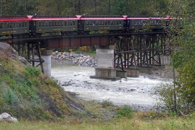 スキャグウェイ川の流れもかなり緩やかになり、水の量も増えてきました。