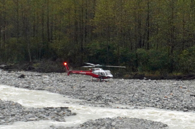 岩がゴロゴロした川岸にヘリコプターが着陸していました。道路の無いこの辺りではヘリコプターが移動には便利なのだと思います。