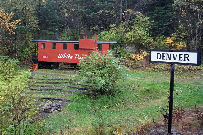 デンバーからはデンバー・グレイシャー・トレイルという人気のあるハイキングコースがあるようです。赤い貨車はWP&amp;YRのものだそうです。