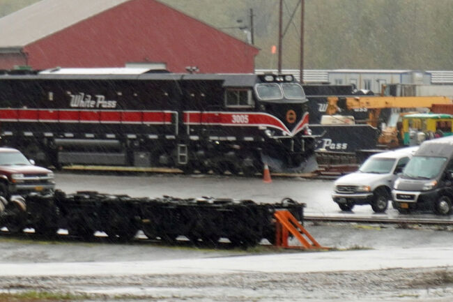 先ほどバスの中から見えた鉄道基地まで戻ってきました。