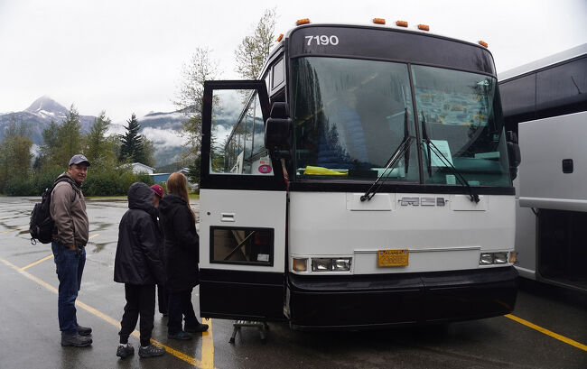 お迎えのバスがホームまで入ってきていました。おばあちゃんはここまで空身のバスを飛ばしてきたのでしょう。