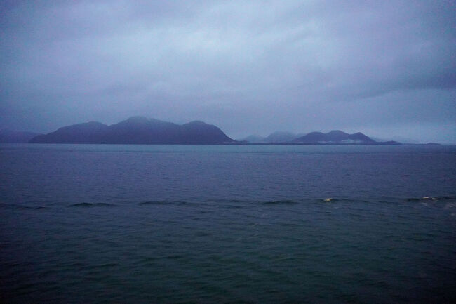 クルーズ4日目もどんよりとした雲が厚く垂れこめたような天気です。