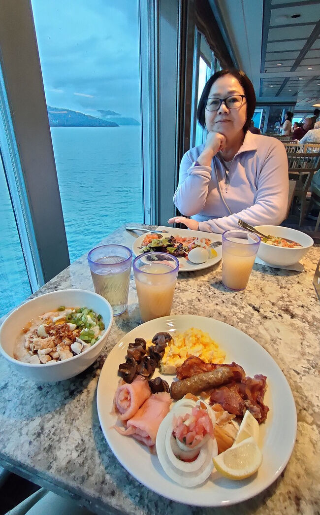 この日は終日航海日ですが、「グレッシャーベイ・クルージング」という氷河をいくつか眺めに行くシーニック・クルーズです。1日部屋で過ごすつもりなので早めに14階のホライゾンコートで朝食を済ませます。